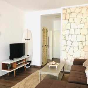 萨尔雷Happy Place, Boa Vista, Salrei的带沙发和电视的客厅