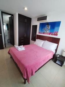 巴耶杜帕尔Villalba Boutique Hotel的一间卧室配有一张带粉色毯子的大床