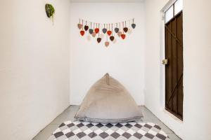 墨西哥城Casa Lumo in Roma Norte by Tasman的隔壁楼层的房间,配有枕头