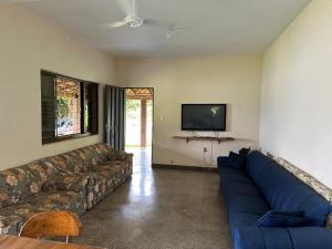 帕苏斯RANCHO SAPUCAÍ的客厅配有蓝色的沙发和电视