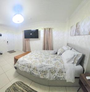 基西米Studio furnished的卧室配有一张床,墙上配有电视。