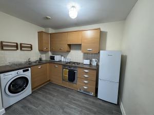 威灵堡Modern Penthouse - 2 Bed, 2 Bath, 2 Gated Parking的厨房配有洗衣机和洗衣机。