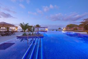 普拉亚布兰卡Dreams Lanzarote Playa Dorada Resort & Spa的度假村的一个大型游泳池