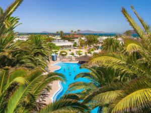 科拉雷侯Alua Suites Fuerteventura - All Inclusive的享有度假村的空中景致,设有游泳池和棕榈树