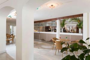 科拉雷侯Alua Suites Fuerteventura - All Inclusive的厨房以及带桌椅的用餐室。