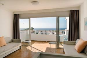 萨尔加AluaSun Mediterráneo的带沙发的客厅,享有海景