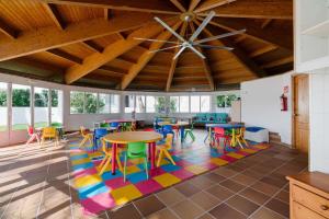 萨尔加AluaSun Mediterráneo的一间多彩地毯上配有桌椅的房间