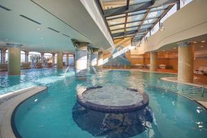 科拉雷侯Secrets Bahía Real Resort & Spa Adults only的大型水景建筑中的大型游泳池