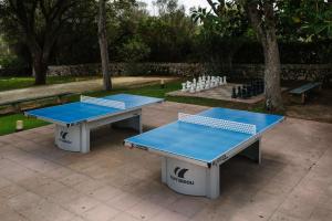 萨尔加Alua Illa de Menorca的天井上设有两张乒乓球桌