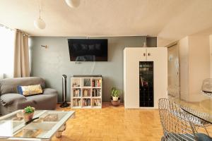墨西哥城Ed&Marie Apartamento的客厅配有沙发和墙上的电视