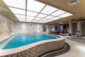 太原太原阳光假日酒店的一座带天花板的大型游泳池