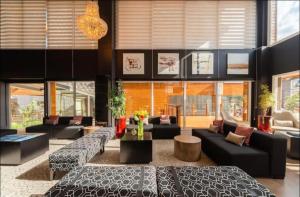 格拉玛多Laghetto Stilo Borges - Apto 403B的带沙发、桌子和窗户的大型客厅