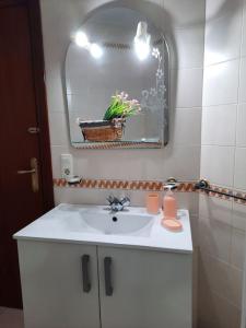 埃尔波提尔Mi bonito apartamento del Portil的浴室设有白色水槽和镜子