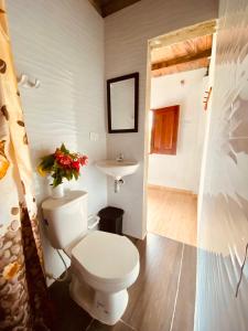 努基Cabañas Iracas del Mar的一间带卫生间和水槽的浴室