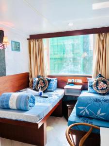 香港京都旅馆	的一间火车室,配有两张床和窗户