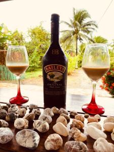 努基Cabañas Iracas del Mar的桌子上放有一瓶葡萄酒和两杯酒