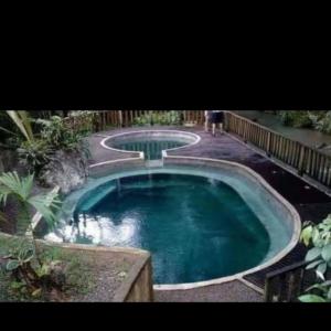 努基Cabañas Iracas del Mar的一座小游泳池,里面设有喷泉
