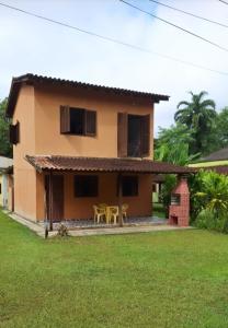 帕拉蒂Casa praias de São Gonçalo em Paraty RJ的前面有桌子的房子