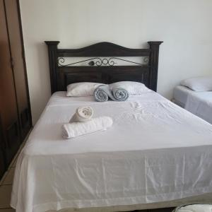 危地马拉apartamento 407 zona 9的一张带两条毛巾和两个枕头的床