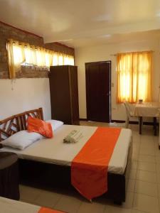 圣胡安伊斯拉博妮塔海滩度假村的一间卧室配有橙色和橙色床单。