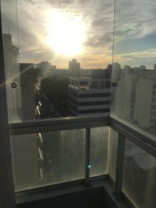 布宜诺斯艾利斯Excelente departamento con ubicación ideal的从城市的办公室窗口欣赏美景