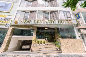 河内New Century Hotel Cau Giay的一间全新的美食酒店,前面设有楼梯