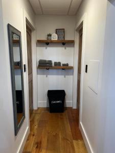马塞纳Sleep at Simplicity的走廊上设有镜子和黑垃圾桶