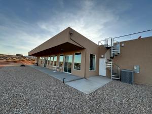 比格沃特Page Arizona border town- Desert Sky room near Lake Powell的建筑的一侧有楼梯