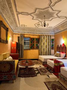 拉巴特Riad Dar Doura的一间卧室设有两张床和格子天花板