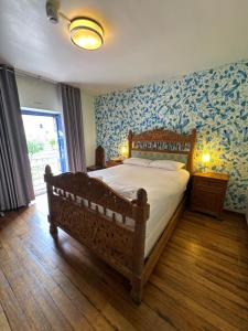 库斯科Posada Villa Mayor的一间卧室配有一张带蓝色壁纸的木床