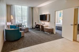 赫恩登赫恩登杜勒斯机场万怡酒店的酒店客房设有一间带一张床和一张书桌的卧室