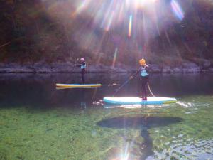 InoKAMENOI HOTEL Kochi的两个人在水中划桨板