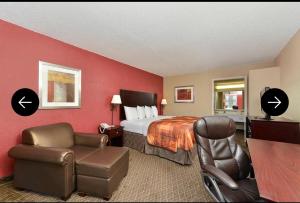 阿德莫尔guest inn的配有一张床和一把椅子的酒店客房