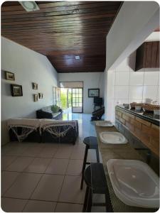 拉巴拉德纳圣安东尼奥Casa na Ilha da Crôa的一间厨房,内配四个水槽
