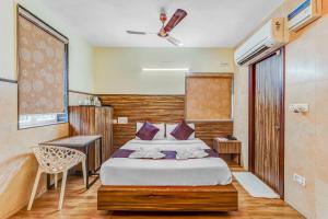 钦奈Season 4 Residences - Nungambakkam Near US consulate, Apollo Hospital, Shankar Nethralaya的一间卧室配有一张床和一把椅子