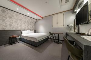 首尔Hotel Signature的小房间设有床和厨房