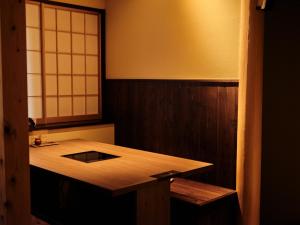 箱根金和恩日式旅馆的窗户客房内的木桌