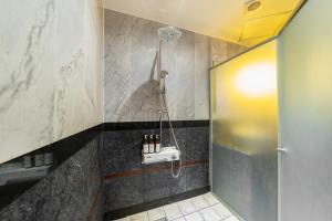 首尔Hotel Signature的带淋浴和水槽的浴室