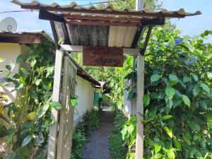 托尔图格罗Cabinas Agamy的花园入口,在路上标有标志
