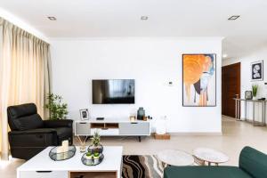 阿克拉Incredible luxurious 2 bedroom space Available的带沙发和电视的客厅