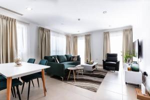 阿克拉Incredible luxurious 2 bedroom space Available的客厅配有沙发和桌子