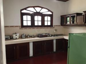 高尔Villa 6070的厨房设有水槽和窗户。