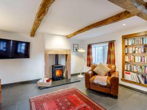 Caldbeck3 Bed in Caldbeck 86087的客厅配有椅子和壁炉