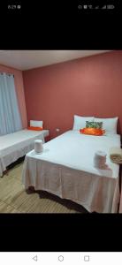 托尔图格罗Cabinas Agamy的一间卧室设有两张床和红色的墙壁
