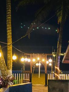 本托塔New Casamarc的夜晚海滩上一串灯光