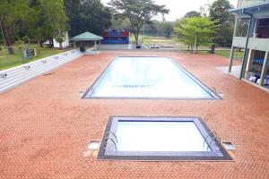明内里耶Gunners Club的一座位于砖地上的游泳池,