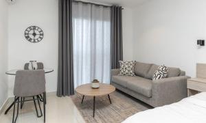 阿克拉Luxurious loft space Available的客厅配有沙发和桌子