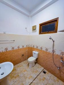 达瓦拉维Yoma Wild Hotel的一间带卫生间和水槽的浴室