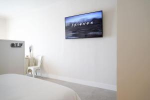 夏约法Studio 10 / Tenerife的卧室配有壁挂式平面电视