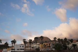 夏约法Studio 10 / Tenerife的享有棕榈树和房屋的山脉美景。